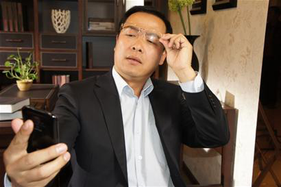 戴傳統(tǒng)老花鏡看遠一片模糊，老花鏡怎么配？