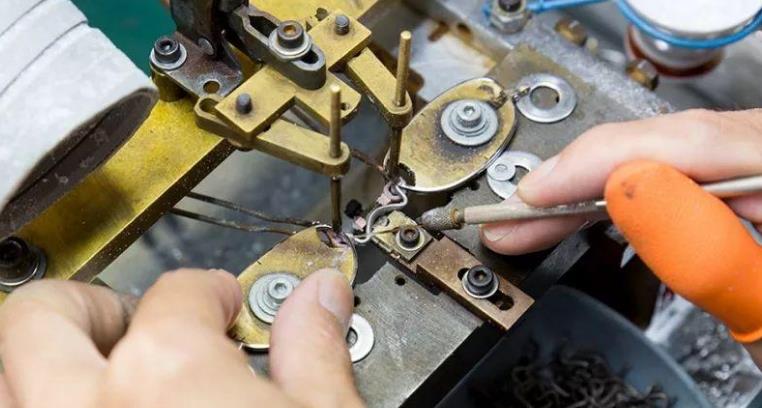 　漸進多焦鏡，三個光區(qū)完美結(jié)合，一鏡解決看遠看近