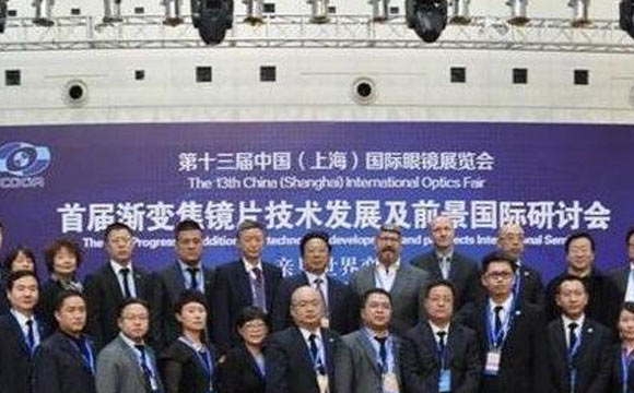 老花鏡技術(shù)革命，漸進(jìn)多焦鏡才是最佳解決方案