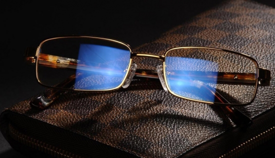 美麗島：一副遠近清晰的老花鏡，全天配戴都不用摘的漸進多焦鏡