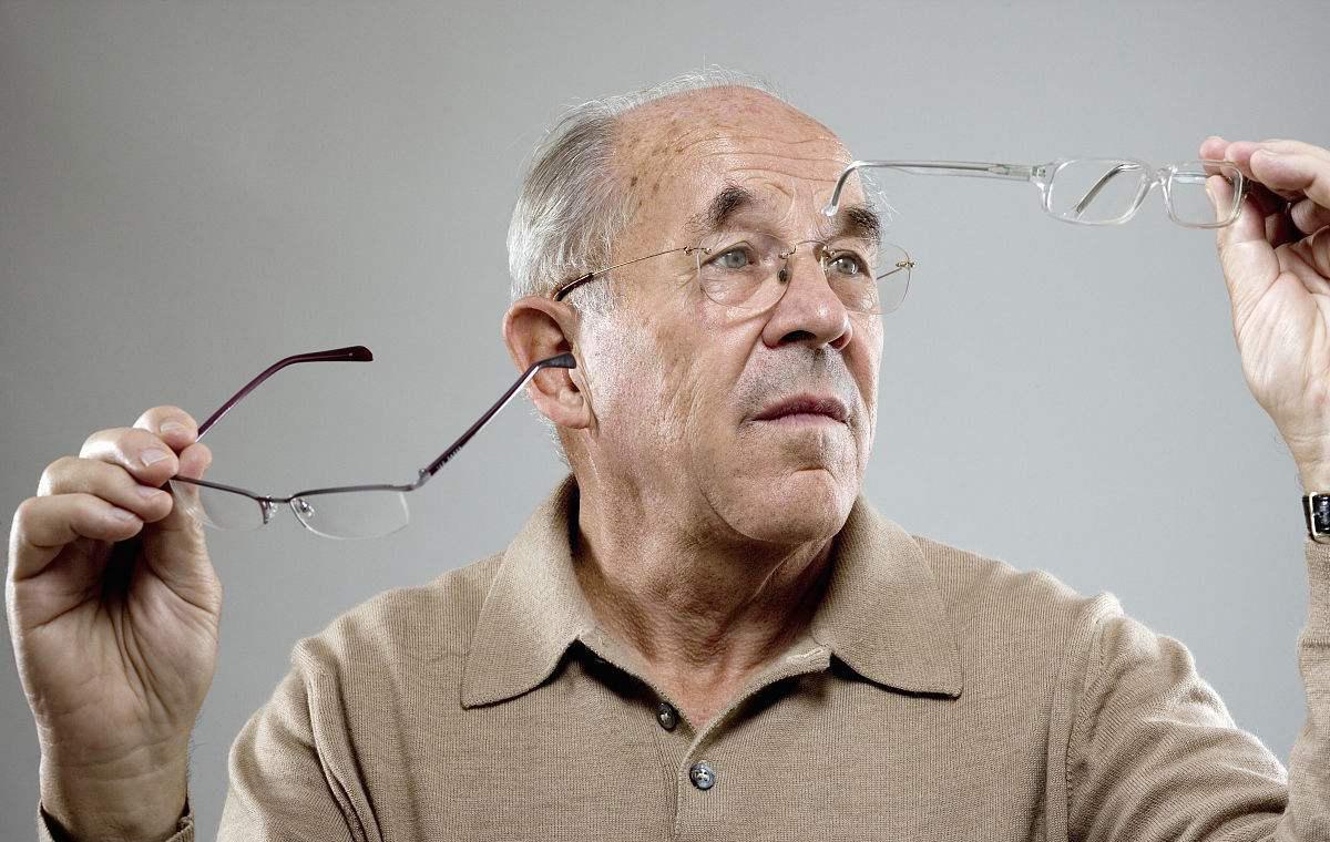 老花鏡的五大弊端，一個(gè)對策就能解決