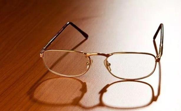 佩戴老花眼鏡，記住這四點，避免對眼睛造成傷害